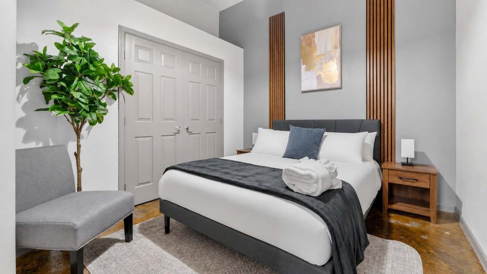 River Market Loft Retreat King Bed Parking Fast WiFi Apartment in Kansas City