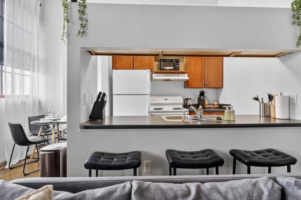 River Market Loft Retreat King Bed Parking Fast WiFi Apartment in Kansas City