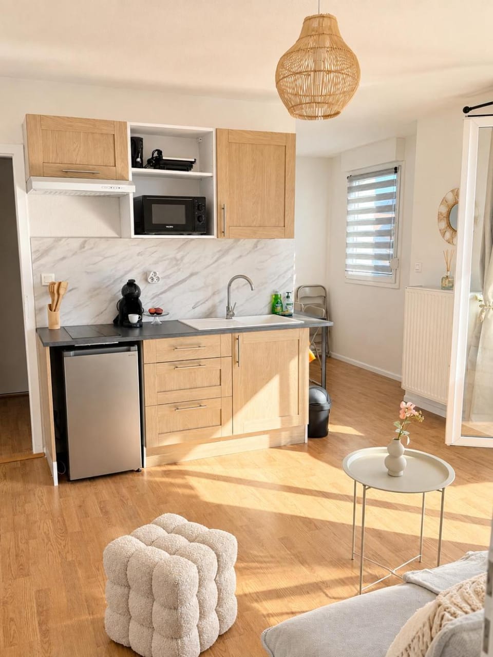 Coffee/tea facilities, Kitchen or kitchenette, microwave, stove, toaster