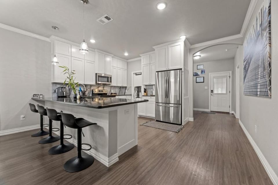 Casa De Solicitas, Near Stockyards, Sleeps 15! House in Fort Worth