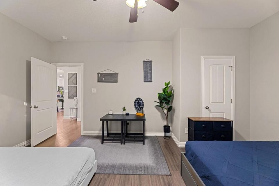 Casa De Solicitas, Near Stockyards, Sleeps 15! House in Fort Worth