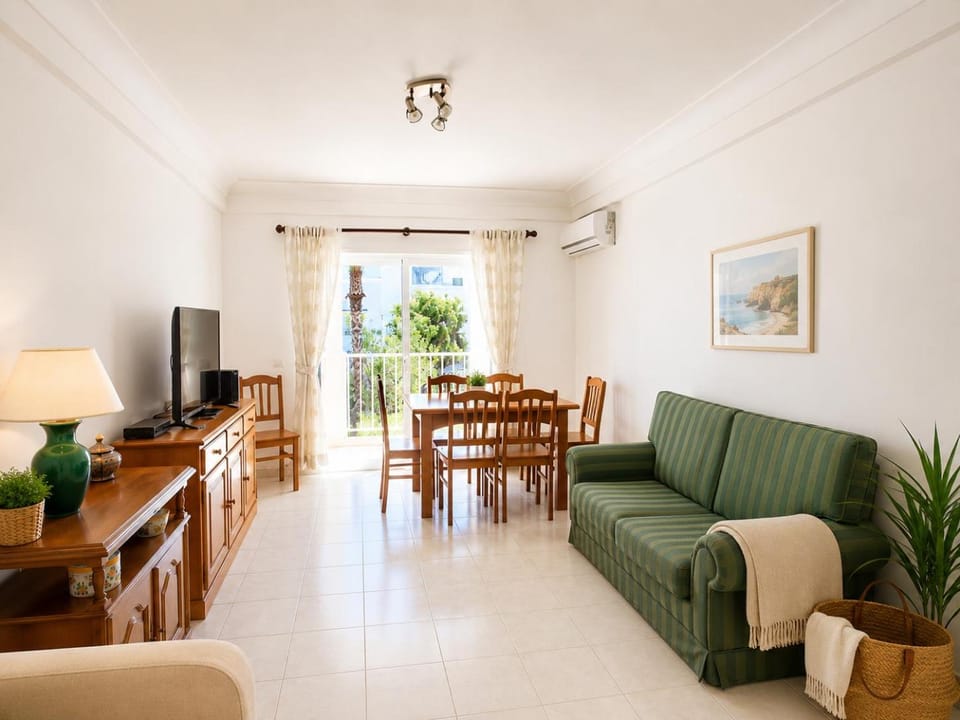 TV and multimedia, Living room, Seating area, Dining area, air conditioner