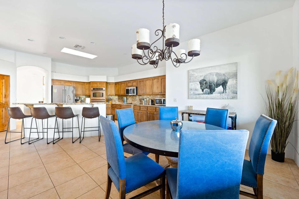 Kitchen or kitchenette, Seating area, Dining area