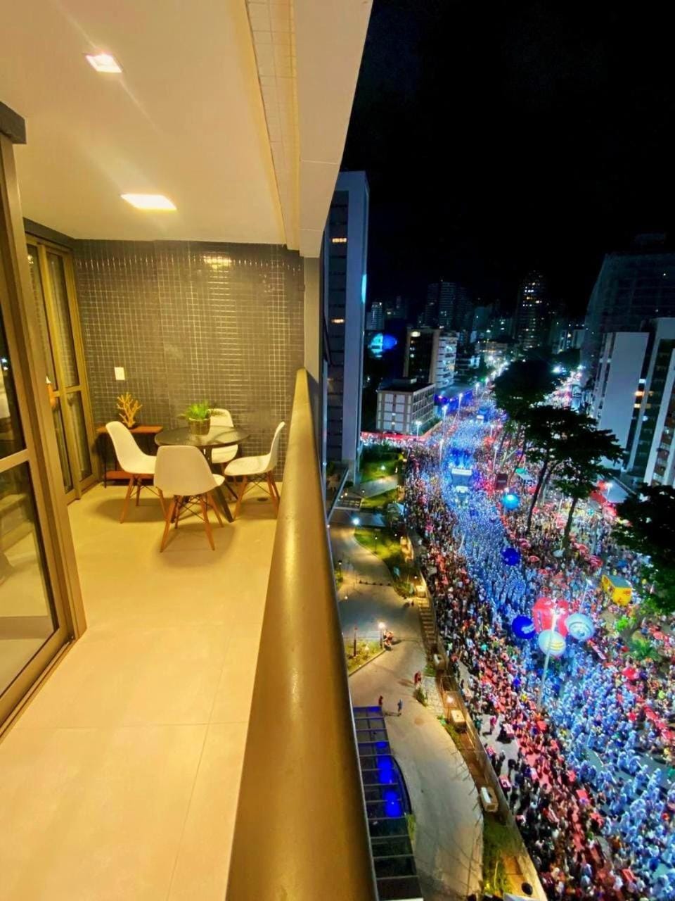 Property building, Patio, Communal lounge/ TV room, Night, People, Decorative detail, Dining area, Evening entertainment, City view, Street view, Entertainment, furniture, internet, air conditioner