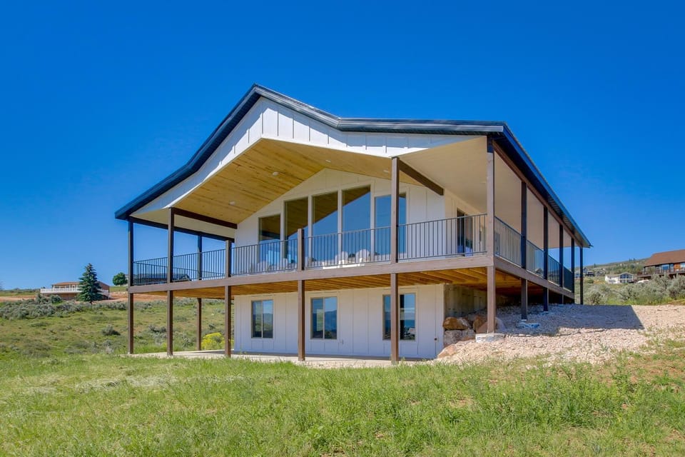 2 Mi to Bear Lake! Group Getaway w/ Mountain Views House in Garden City