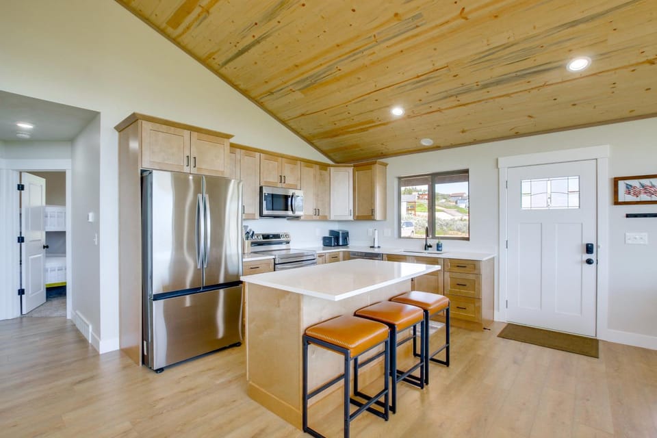 2 Mi to Bear Lake! Group Getaway w/ Mountain Views House in Garden City