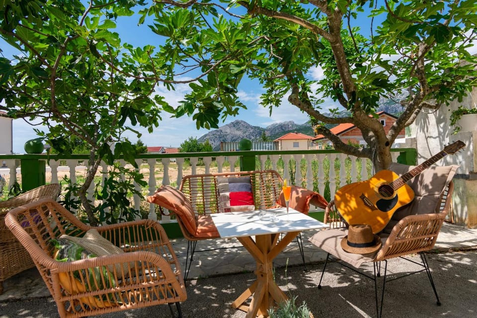Property building, Balcony/Terrace, Seating area