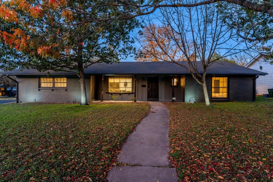 Austin Retreat with Private Pool l Mins to Downtown House in Zilker