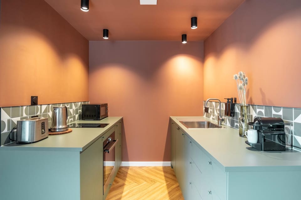 Coffee/tea facilities, microwave, stove, kitchen