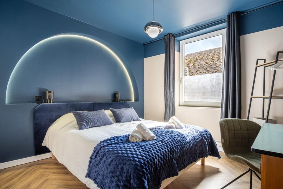 Photo of the whole room, Seating area, Bedroom