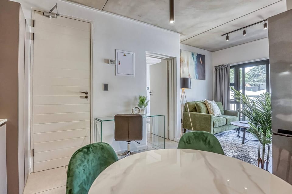 Elegant 2-Bedroom Apartment in Joburgs Waverley Suburb Apartment in Johannesburg