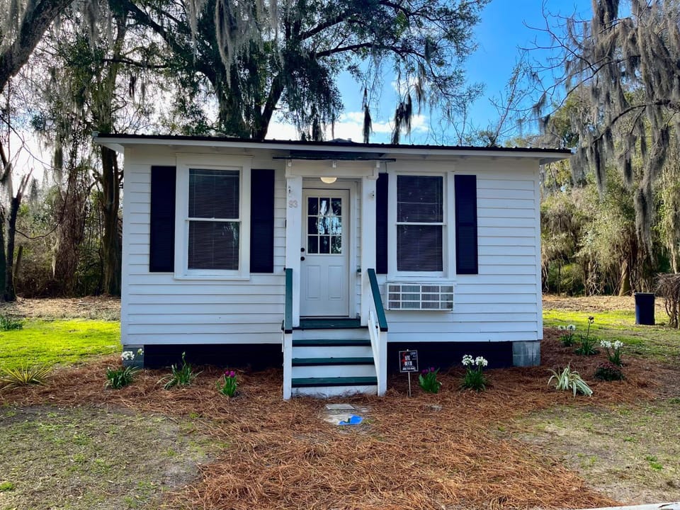 Lowcountry Cottage Sleeps 4 Central Location House in Beaufort
