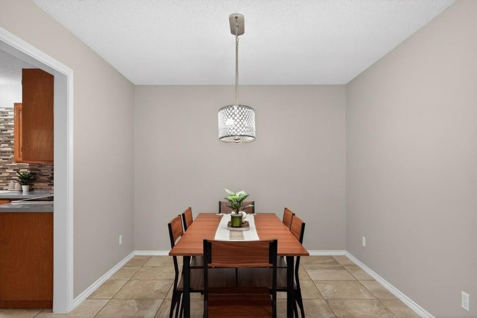 Casa de Vendedor, 9 mins to Stadium, Sleeps 15! House in Arlington