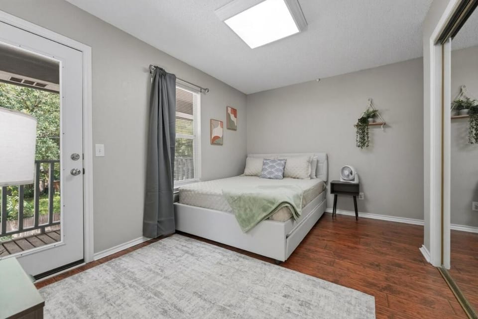 Casa de Vendedor, 9 mins to Stadium, Sleeps 15! House in Arlington