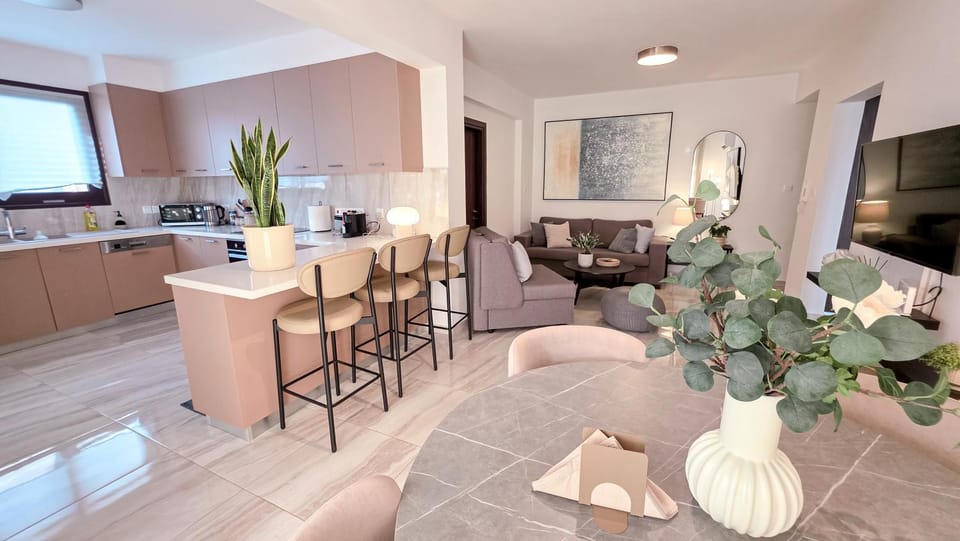 Veranda 8 Three Bedrooms Big Sun Terrace & Jacuzzi Apartment in Germasogeia