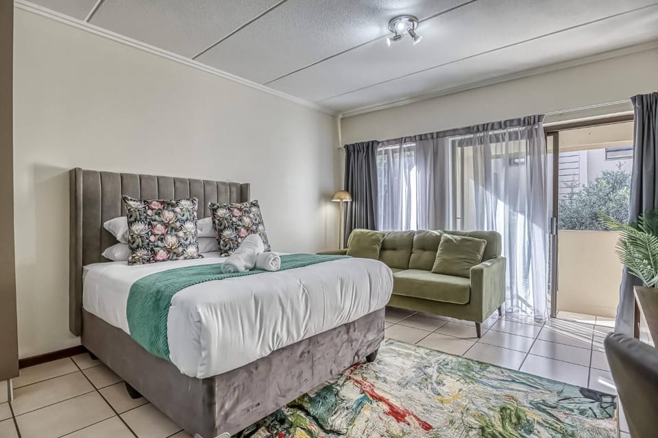 Cozy Studio Apartment in Paulshof, Sandton - Perfect for Extended Stays Apartment in Sandton