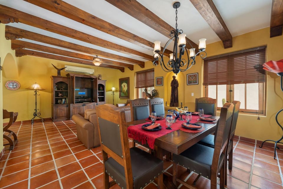 TV and multimedia, Living room, Seating area, Dining area