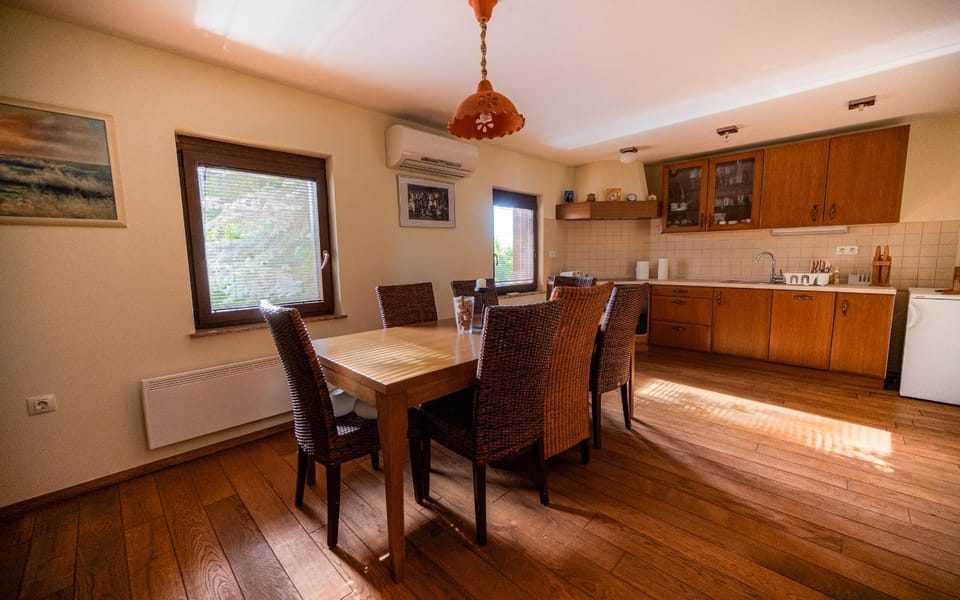 Kitchen or kitchenette, Dining area