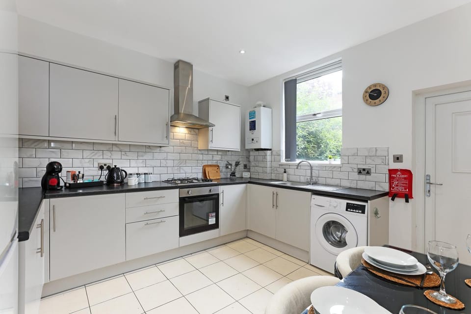 Kitchen or kitchenette, Dining area, oven, pet friendly, stove, toaster, washing machine