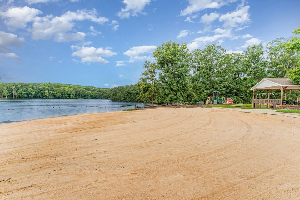 Pool & Dock Access! Badin Lake Resort Gem House in Badin Lake