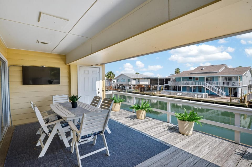 Patio, TV and multimedia, Balcony/Terrace, Seating area, River view