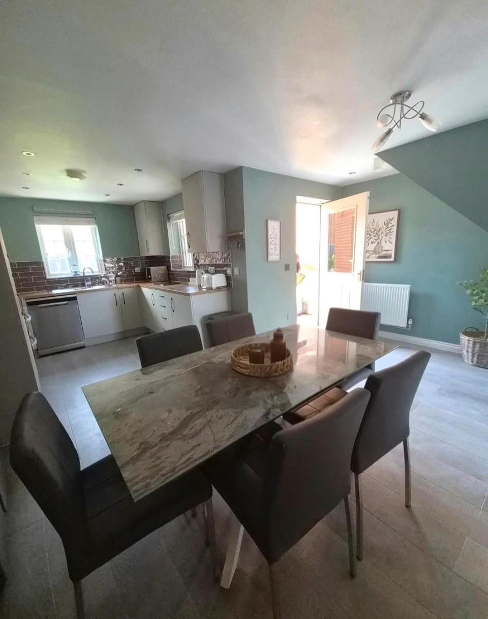 Modern detached home near Silverstone Apartment in Cherwell District