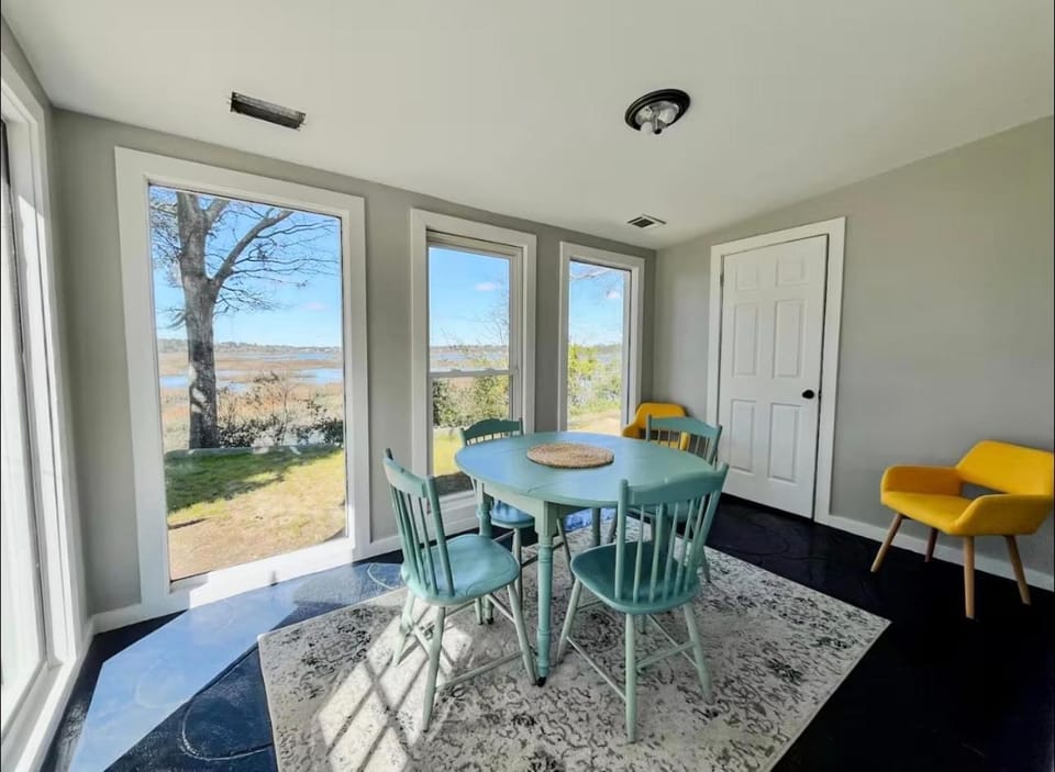 2 Bedroom - 1 Bath Waterfront Cottage with Spectacular Sunsets House in Port Royal
