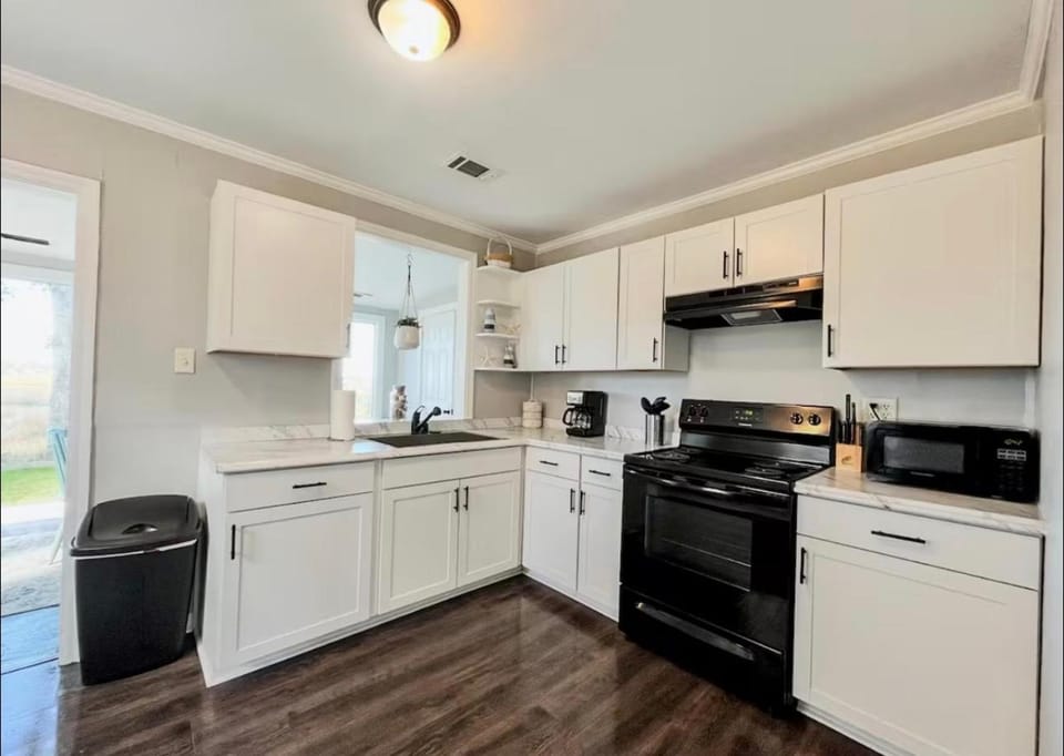 2 Bedroom - 1 Bath Waterfront Cottage with Spectacular Sunsets House in Port Royal