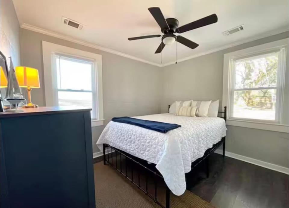 2 Bedroom - 1 Bath Waterfront Cottage with Spectacular Sunsets House in Port Royal