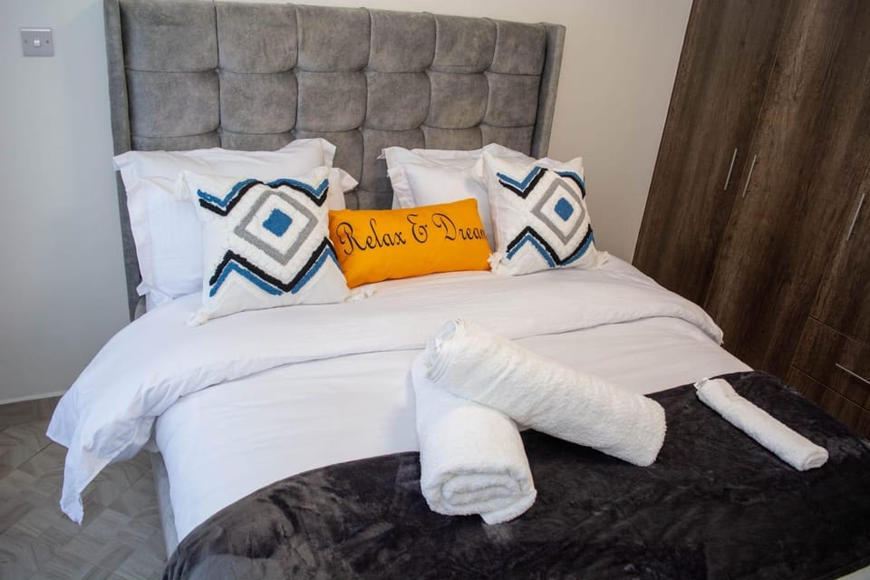 Golden CW 2BR Naka with a Baby cot, Lake Nakuru View Apartment in Kenya
