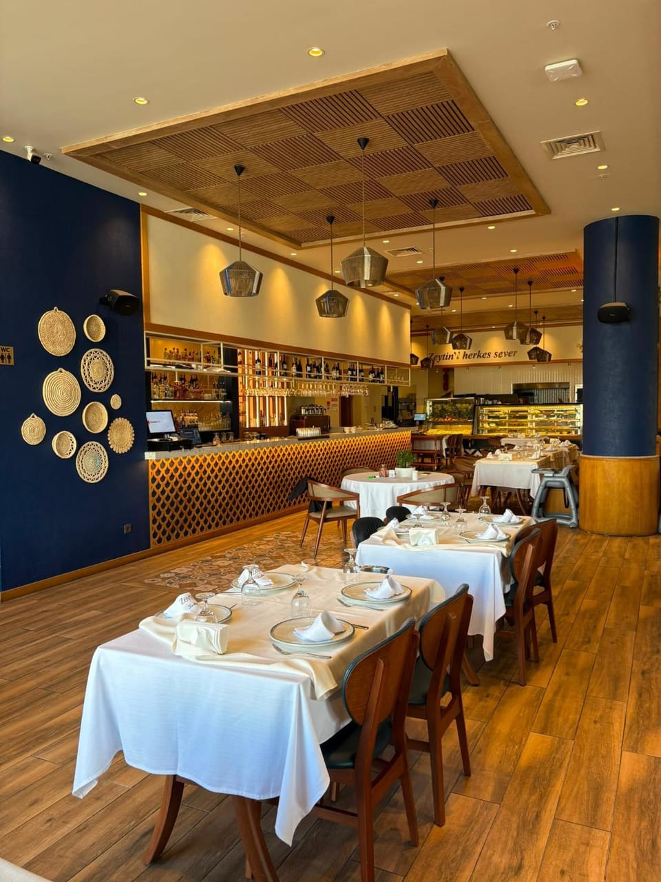 Restaurant/places to eat, Food and drinks, Banquet/Function facilities, Food