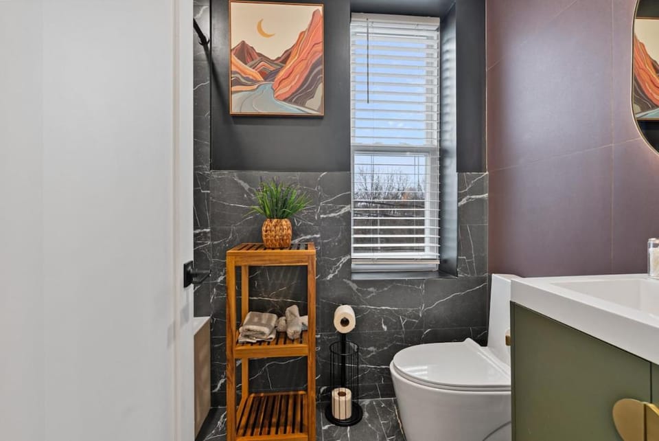 Vibrant 2BR Near MetLife with NYC Access and Parking Apartment in Kansas