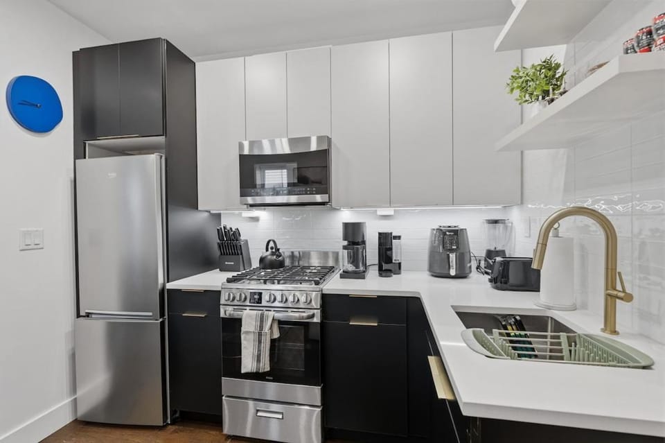 Vibrant 2BR Near MetLife with NYC Access and Parking Apartment in Kansas