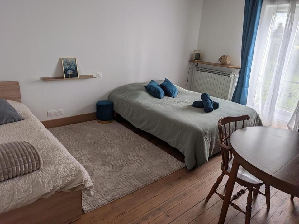 Photo of the whole room, Bedroom