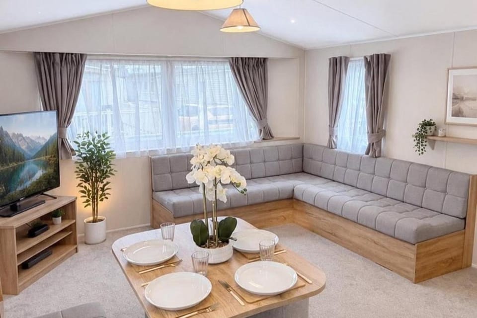 Communal lounge/ TV room, TV and multimedia, Living room, Seating area, Evening entertainment