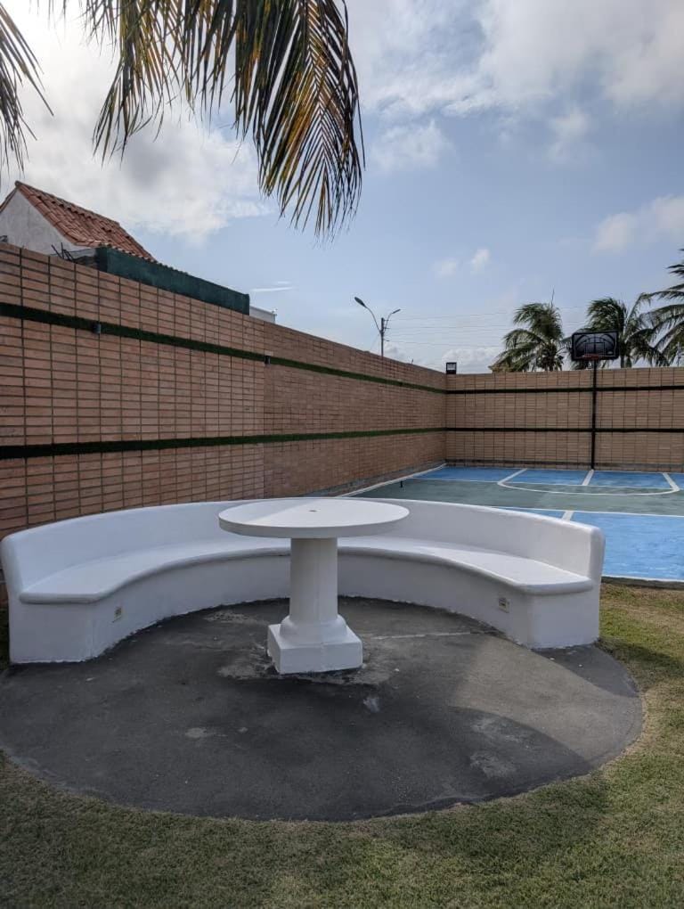 Townhouse Familiar en Playuela, Piscina Privada House in Venezuela