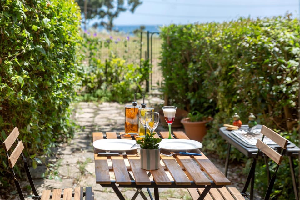 Patio, Day, Natural landscape, Garden, Food and drinks, Dining area, Food, Garden view, Sea view, Drinks