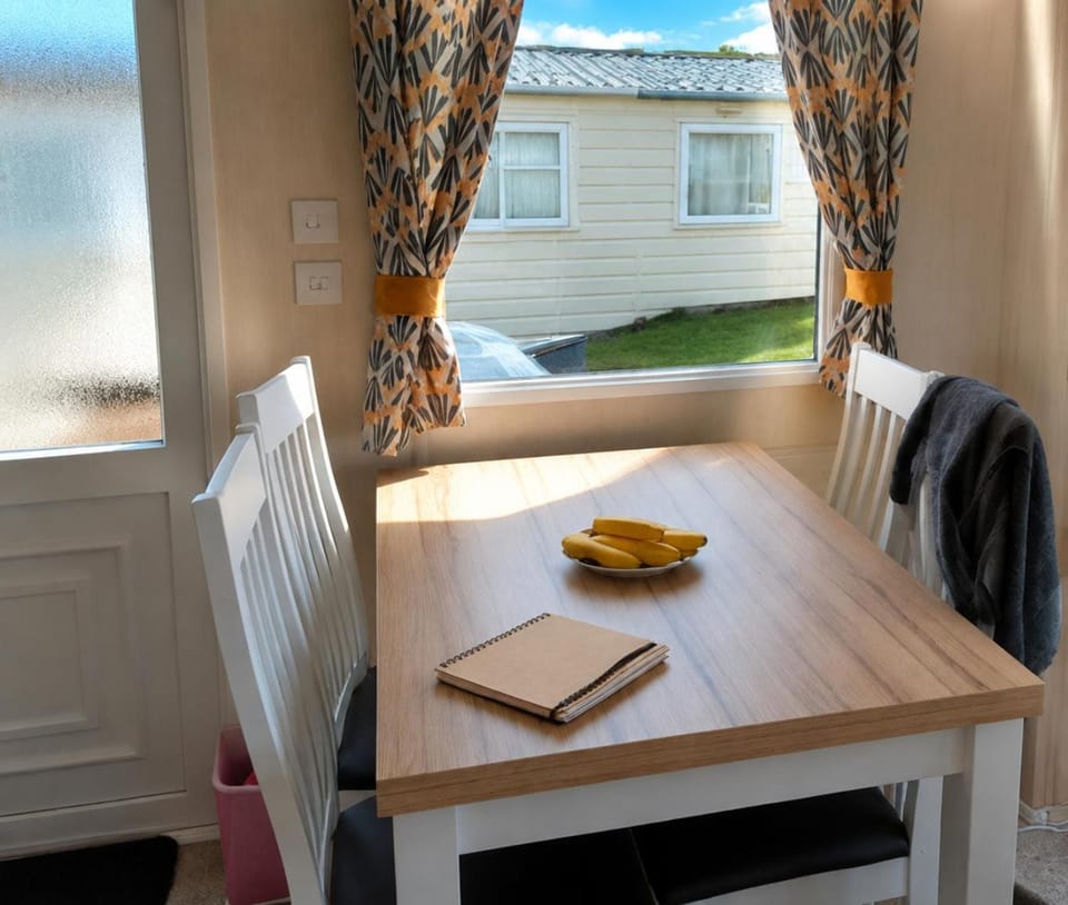 View (from property/room), Living room, Seating area, Dining area, Food