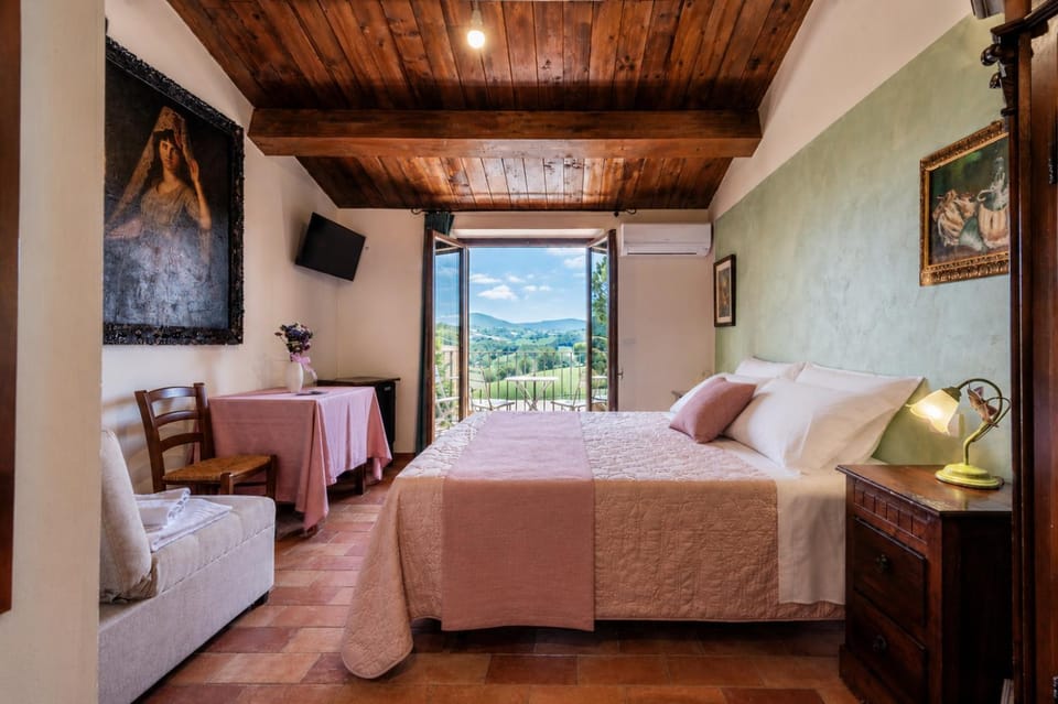 Bed, Natural landscape, TV and multimedia, View (from property/room), Balcony/Terrace, Photo of the whole room, Decorative detail, Seating area, Bedroom, Mountain view, furniture, air conditioner