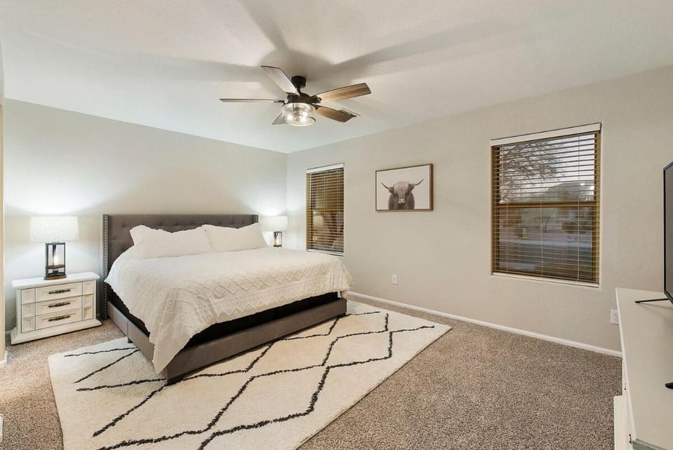 CUTE 3 bedroom home with outdoor kitchen, Sleeps 6 House in Surprise