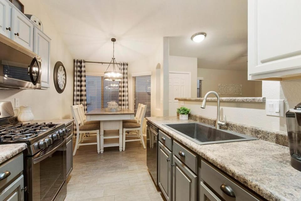CUTE 3 bedroom home with outdoor kitchen, Sleeps 6 House in Surprise