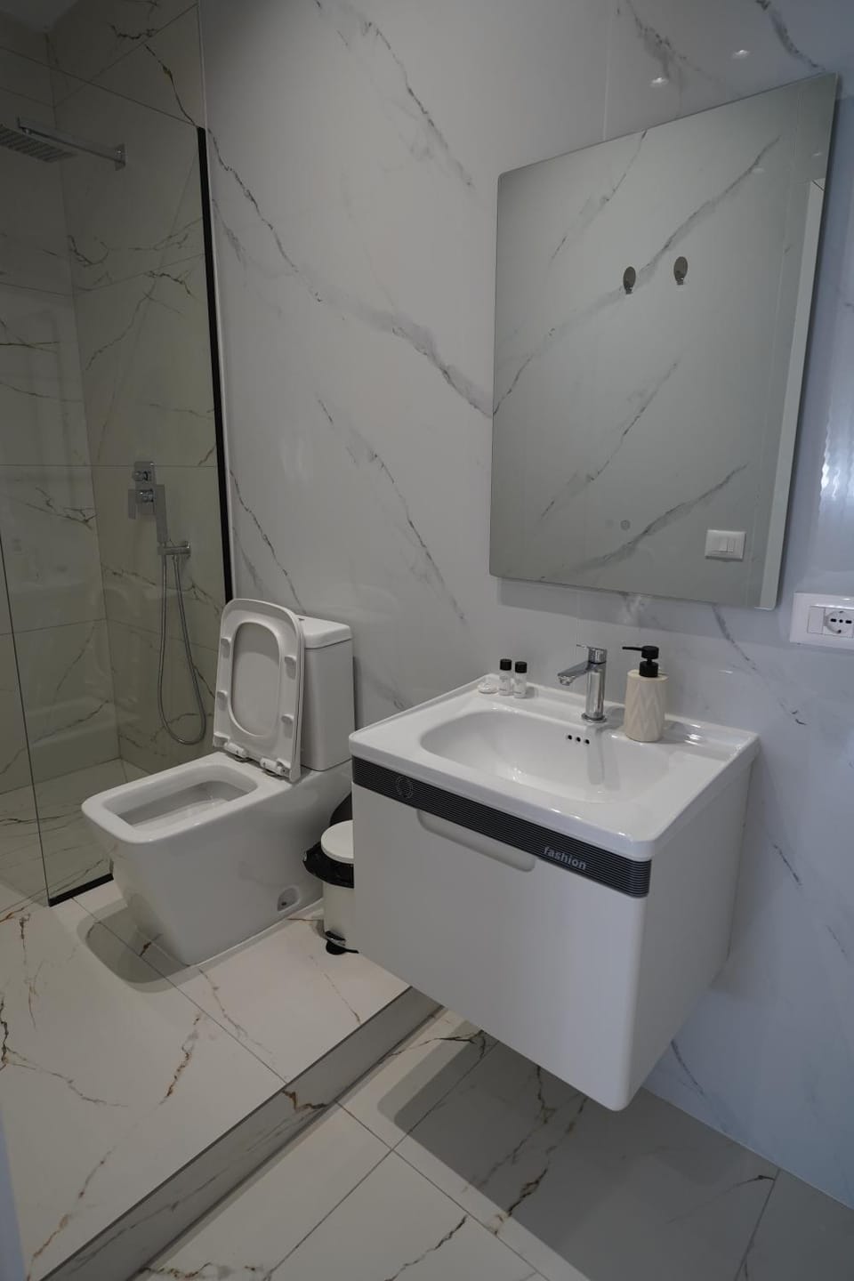 Shower, Toilet, Bathroom, towels