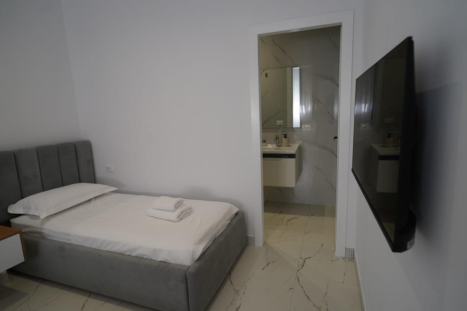 Bed, TV and multimedia, Photo of the whole room, Bedroom, towels