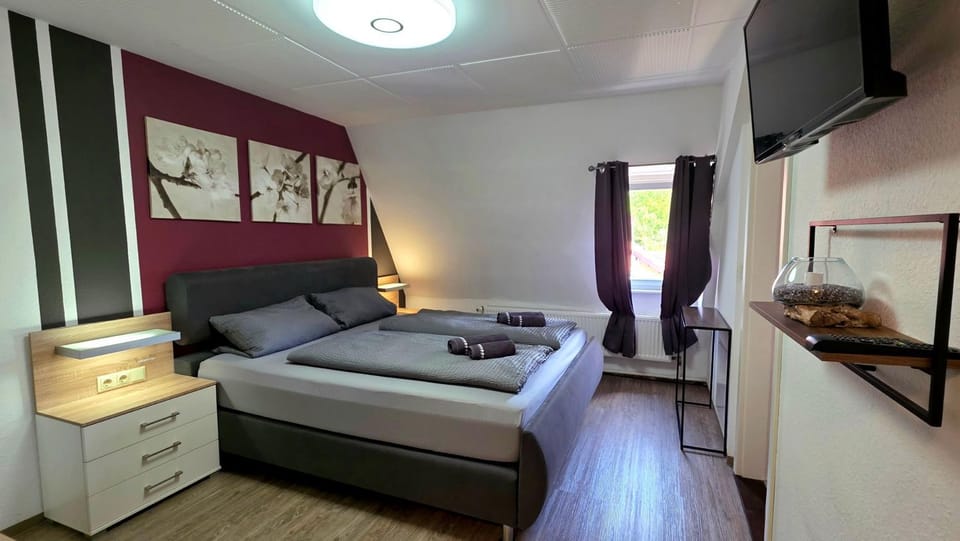 Bed, TV and multimedia, Bedroom