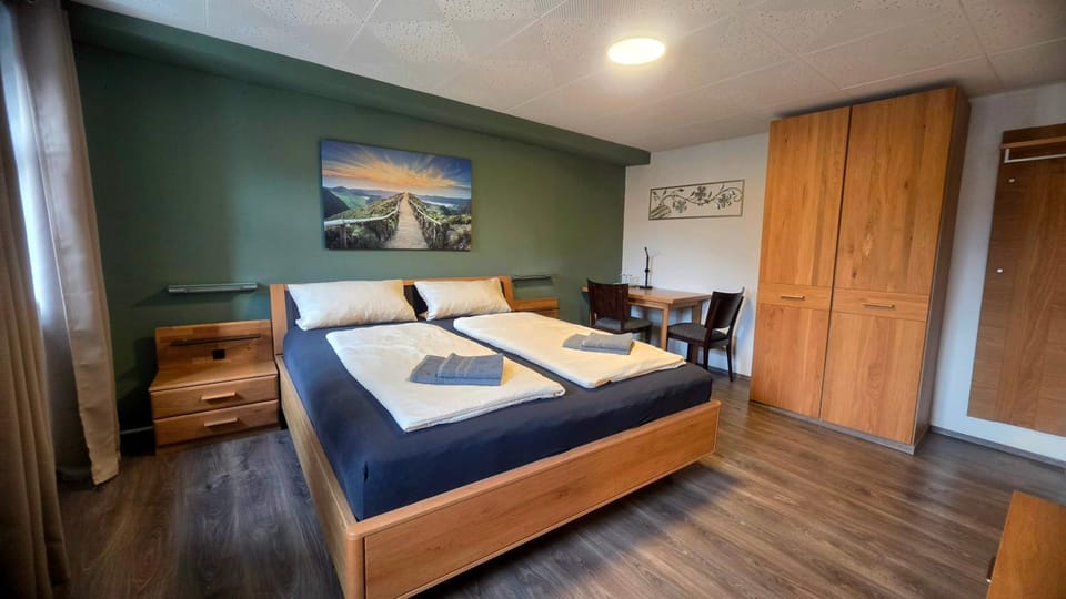 Bed, TV and multimedia, Dining area, Bedroom, wardrobe