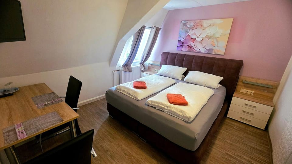 Bed, Dining area, Bedroom