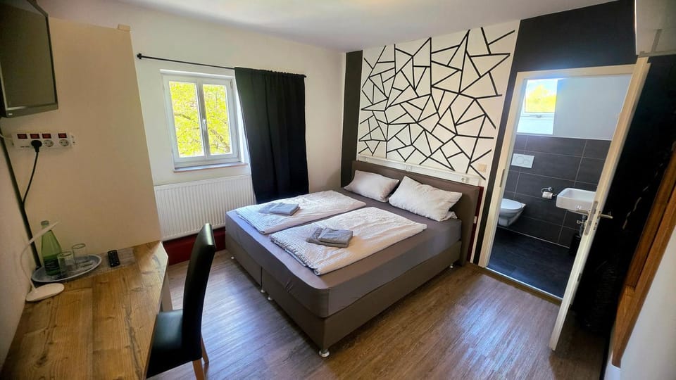 Bed, Bathroom, TV and multimedia, Dining area, Bedroom