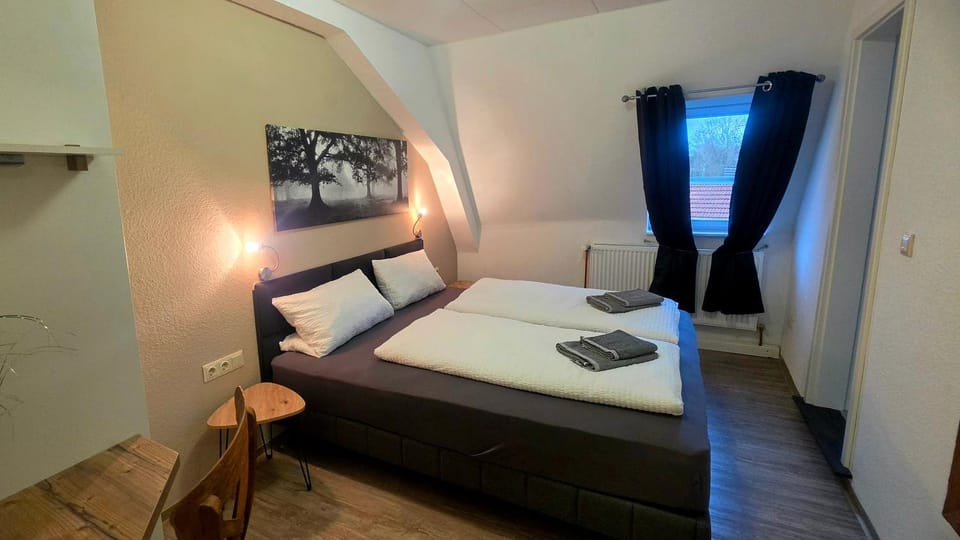 Bed, TV and multimedia, Photo of the whole room, Bedroom