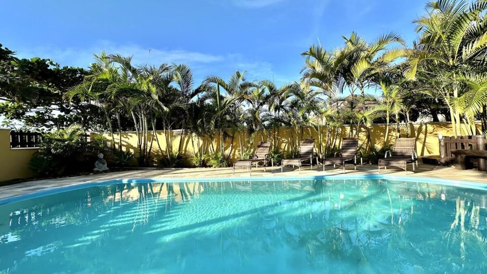 Linda residência pé-na-areia, 5 suítes, ar-condicionado, piscina, adaptada para cadeirantes House in Guaratuba