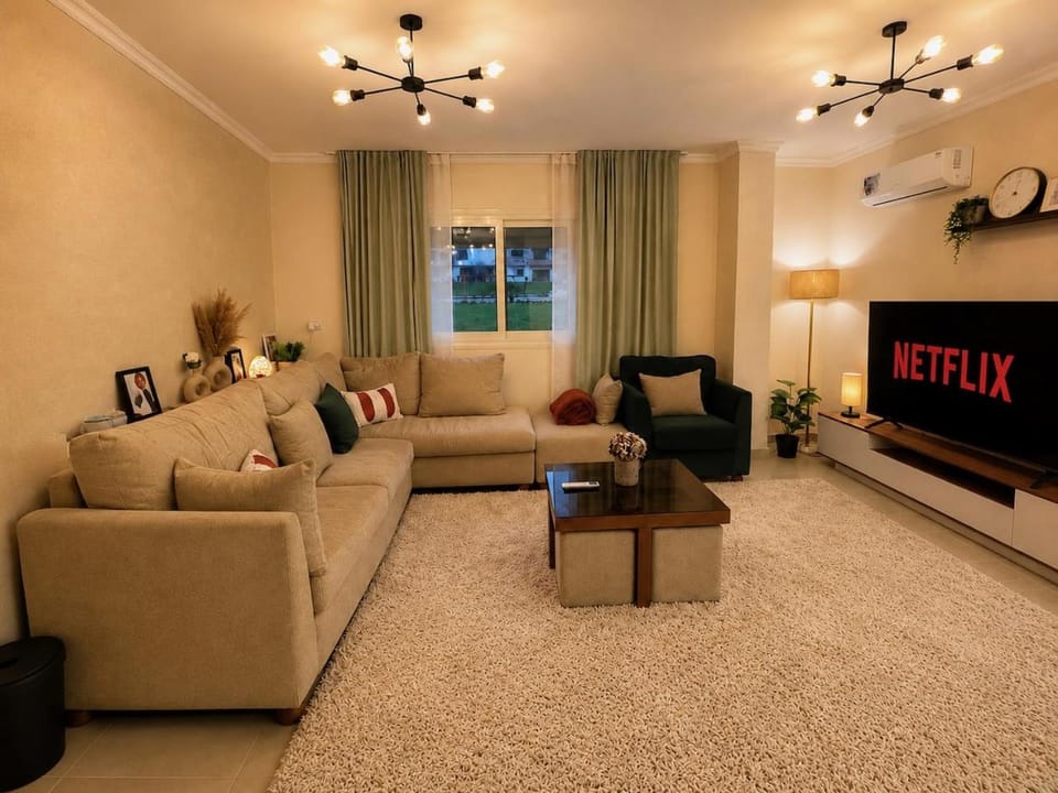 TV and multimedia, Living room, Seating area, Evening entertainment
